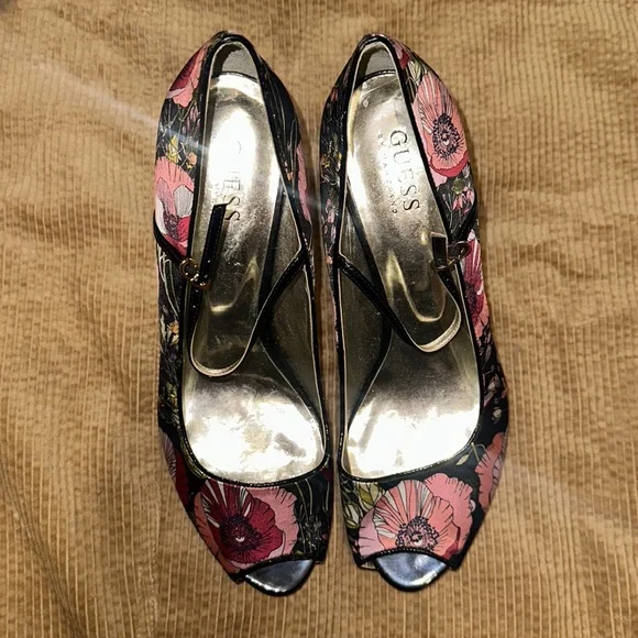 Botanical print heels patent trim - Picture 2 of 3